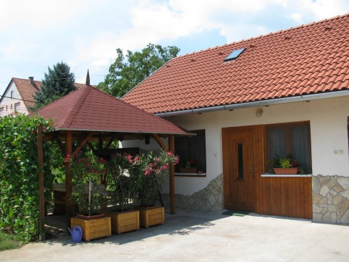   - Meni Apartmanház Balatonföldvár