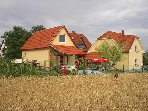   - Balatoni Nyár Vendégház Balatonendréd