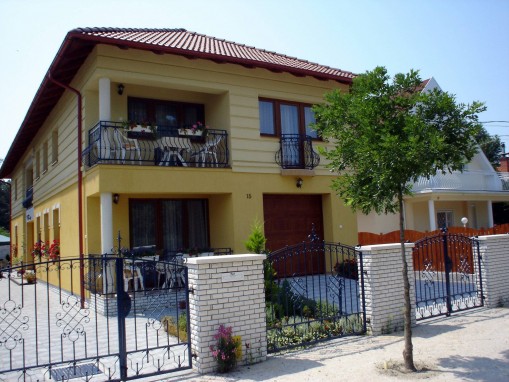   - Arany Apartmanház Siófok