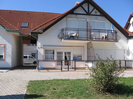   - Usztinov Apartmanház Zamárdi